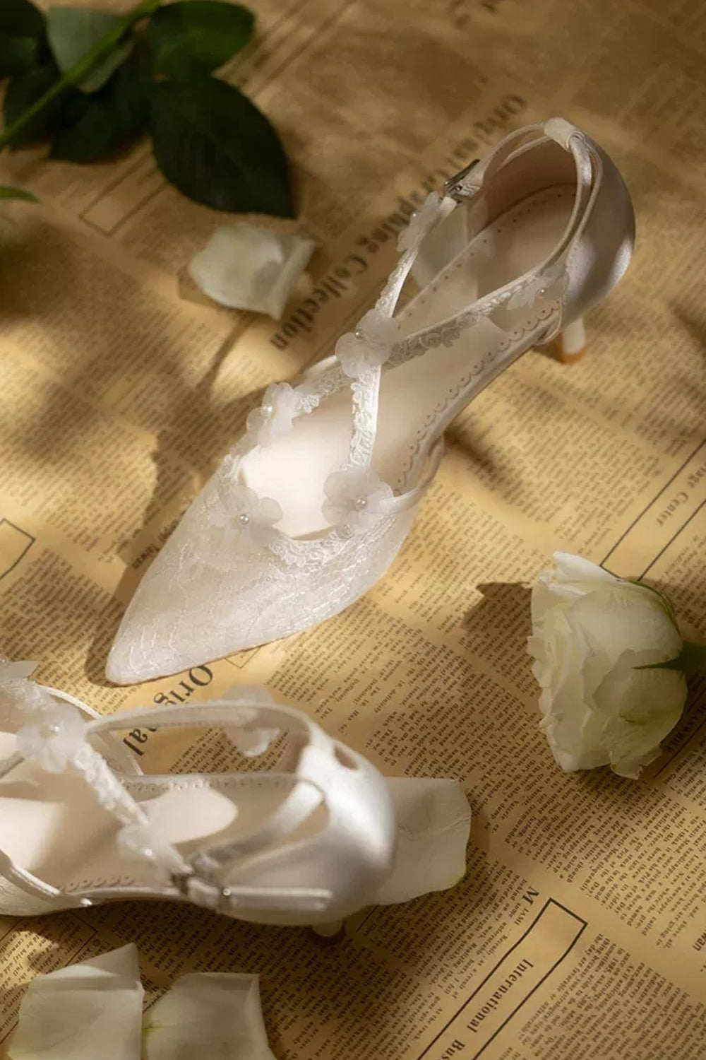 Delicate White Floral Lace Pointed Toe Chunky Heel Wedding Shoes