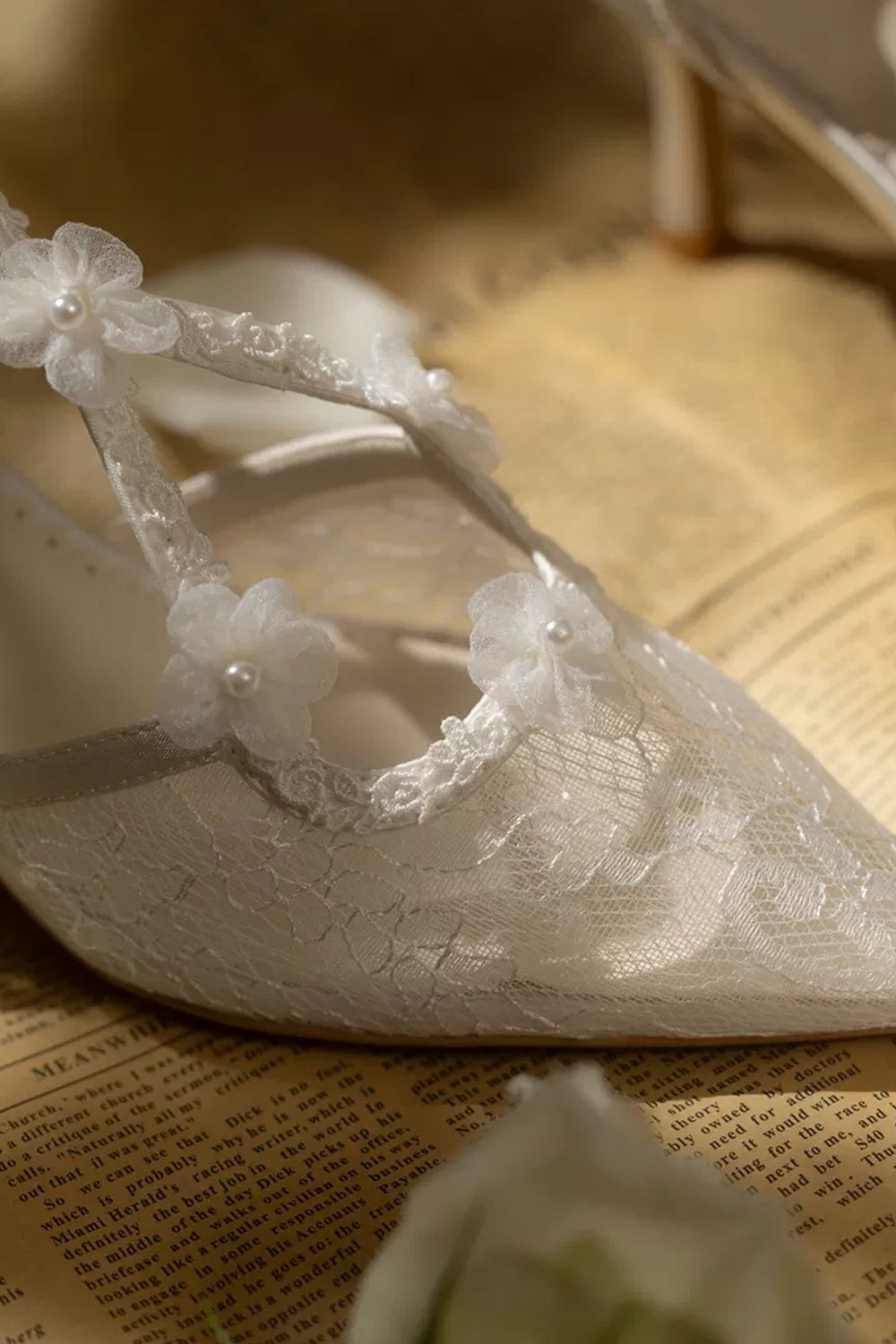 Delicate White Floral Lace Pointed Toe Chunky Heel Wedding Shoes